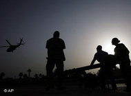 Amerikanische Soldaten bergen einen Verletzten in Bagdad; Foto: AP