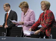 Arbeitsminister Olaf Scholz, Bundeskanzlerin Angela Merkel und Integrationsbeauftragte Maria Böhmer; Foto: AP