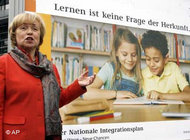 Integrationsbeauftragte Maria Böhmer präsentiert neue Motive für Integration; Foto: AP