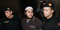 Der Angeklagte Mohammed Mahmoud in Begleitung von zwei österreichischen Polizisten beim Prozess in Wien; Foto: dpa
