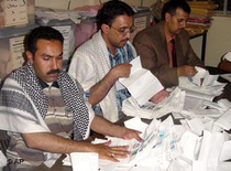Wahlauszählung in Sanaa; Foto: AP