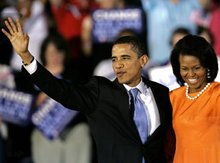 Barack Obama und seine Ehefrau Michelle nach dem Sieg der Vorwahlen der Demokraten in North Carolina; Foto: AP