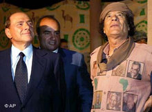 Italiens Ministerpräsident Silvio Berlusconi bei Muammar Gaddafi in Libyen; Foto: AP