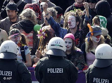 Als Clown verkleidete Demonstranten; Foto: AP 