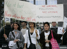 Am Freitag, 19. Sept. 2008 bildeten Protestler vor der Moschee in Köln eine Menschenkette gegen den Anti-Islamisierungskongress; Foto: AP