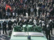 Polizeikräfte und linke Demonstranten stehen sich bei den Protesten gegen den Anti-Islamisierungskongress gegenüber; Foto: AP