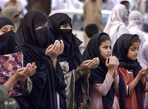 Frauen der Partei Jamat-e-Islami beim Gebet 2001 in Islamabad, Pakistan; Foto: AP
