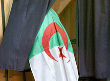 Algerische Nationalfahne sowie schwarze Fahnen; Foto: AP