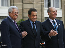 Frankreichs Präsident Sarkozy (Mitte) während des Mittelmeerunion-Gipfels neben Ehud Olmert und Mahmud Abbas (links); Foto: AP