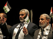 Ismail Haniyeh (links) zusammen mit anderen Hamas-Politikern in Gaza-Stadt; Foto: AP