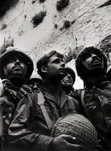 Sechs-Tage-Krieg 1967 - israelische Truppen an der Klagemauer; Foto: dpa
