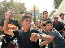 Palästinensische Jugendliche werfen Steine gegen Polizisten in der Jerusalemer Altstadt; Foto: AP