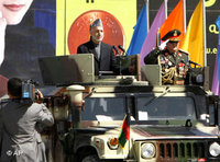 Hamid Karsai bei Militärparade; Foto: AP