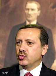 Türkischer Ministerpräsident Recep Tayyip Erdogan mit Bildnis von Mustafa Kemal Ataturk im Hintergrund; Foto: AP