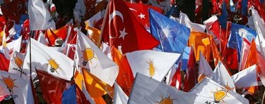 AKP-Fahnen und türkische Fahnen; Foto: AP