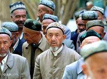 Muslimische Uiguren auf dem Weg zum Gebet in eine Moschee in China; Foto: AP