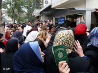 Irakische Flüchtlinge vor UN-Sitz in Damaskus; Foto: AP