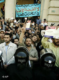 Anhänger der Muslimbruderschaft demonstrieren in Alexandria gegen die Festnahme von Aktivisten der Bruderschaft; Foto: AP