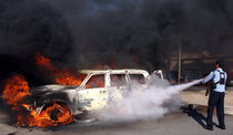 Brennendes Auto in Kirkuk wird gelöscht; Foto: AP