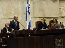 Merkel und Ehud Olmert vor der Knesset; Foto: AP