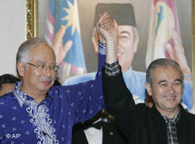 Premierminister Abdullah Ahmad Badawi und der stellvertretende Ministerpräsident Najib Razak; Foto: AP