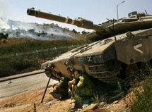 Israelische Panzer an der Grenze zum Libanon; Foto: AP