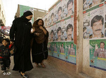 Pakistanische Frauen auf dem Weg in ein Wahllokal in Peschawar; Foto: AP
