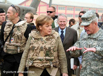 Bundeskanzlerin Merkel mit Schutzweste im ISAF-Hauptquartier in Kabul; Foto: dpa