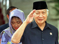 Suharto am 21. Mai 1998, seine Tochter im Hintergrund; Foto: AP