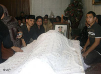 Suhartos Familie um den Leichnam versammelt; Foto: AP
