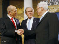 Israels Premierminister Ehud Olmert (l.) mit US-Präsident George W. Bush (m.) und Palästinenserpräsident Mahmoud Abbas; Foto: AP