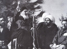 Ayatollah Khomeini während einer Kundgebung in Teheran; Foto: AP
