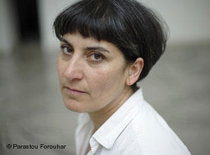 Porträtbild der iranischen Künstlerin Parastou Forouhar; Foto: Parastou Forouhar