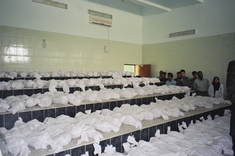 Ministerin Chnar Abdullah und Mitglieder ihrer Delegation vor 150 Leichensäcken im Al Sadr University Hospital; Foto: Birgit Svensson