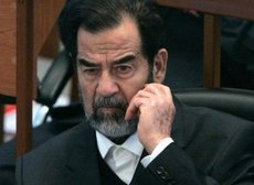 Saddam Hussein während seines Prozesses; Foto: AP