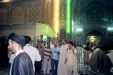 Gläubige vor Moschee in Nadjaf; Foto: Birgit Svensson