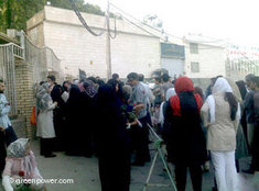 Iranerinnen besuchen ihre inhaftierten Angehörigen im Evin-Gefängnis in Teheran; Foto: DW