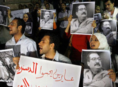 Solidaritätsdemonstration für den Journalisten Ibrahim Eissa; Foto: AP