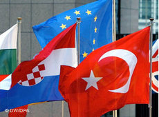 Flaggen der EU, der Türkei und Kroatiens; Foto: DW/dpa