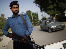Pakistanischer Polizist vor einem Checkpoint in Islamabad; Foto: AP