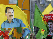 Kurden demonstrieren für die Freilassung von PKK-Führer Öcalan; Foto: AP