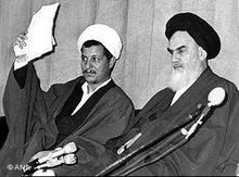 Ayatollah Khomeini (rechts) und  Akbar Haschemi Rafsandschani im Jahr 1979; Foto: AP