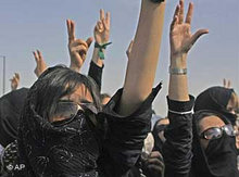 Iranerinnen demonstrieren gegen das Regime in Teheran; Foto: AP