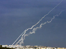 Palästinensische Militante feuern am 2. Januar 2009 Qassam-Raketen nach Israel; Foto: dpa