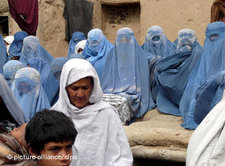 Afghanische Frauen in Burkas; Foto: dpa
