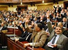 Parlamentarier während einer Abstimmung in Kairo; Foto: AP