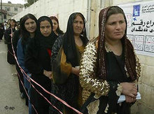 Irakische Frauen vor einem Wahllokal, Januar 2005; Foto: AP