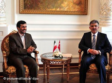 Ahmadinedschad zu Besuch in Istanbul mit Abdullah Gül; Foto: dpa