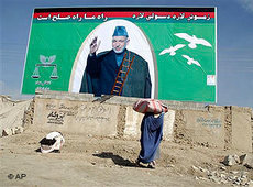 Wahlplakat Hamid Karsais in Kabul; Foto: AP
