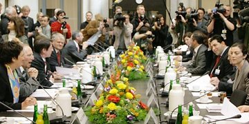 Tisch-Versammlung bei der Deutschen Islamkonferenz; Foto: dpa
